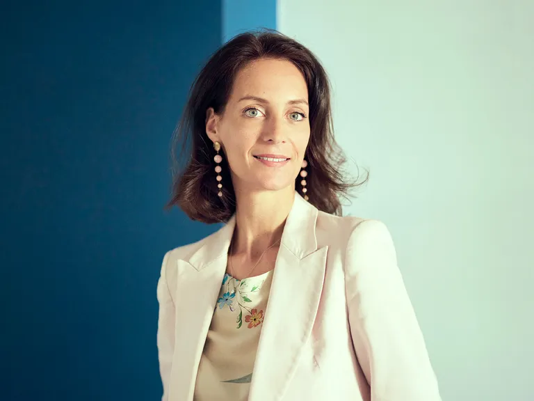 Vicky Reynal is a licensed psychotherapist and an internationally recognized financial expert with an MBA from London Business School.
